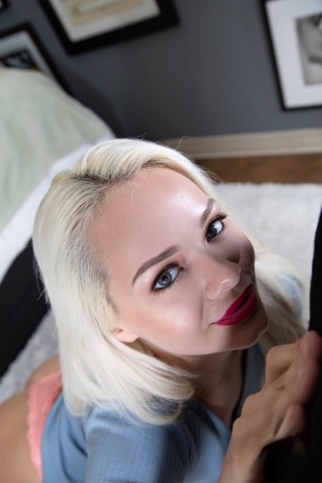 Платиновая блондинка сосет и трахается с большим членом в стиле POV картинка 5