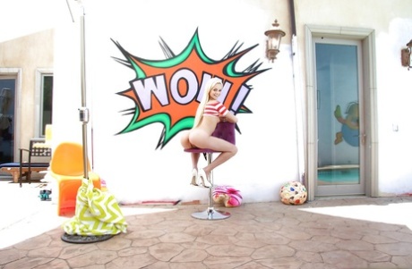 Молодая порнозвезда Эльза Джин демонстрирует загнутые назад половые губы после того, как сняла шорты картинка 11