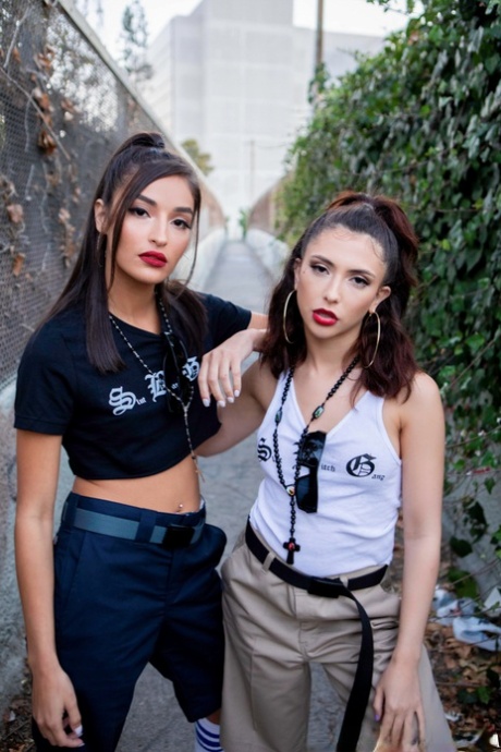 Знойные латиноамериканки Эмили Уиллис и Джейн Уайлд трахаются на Би-би-си в грязные задницы картинка 4