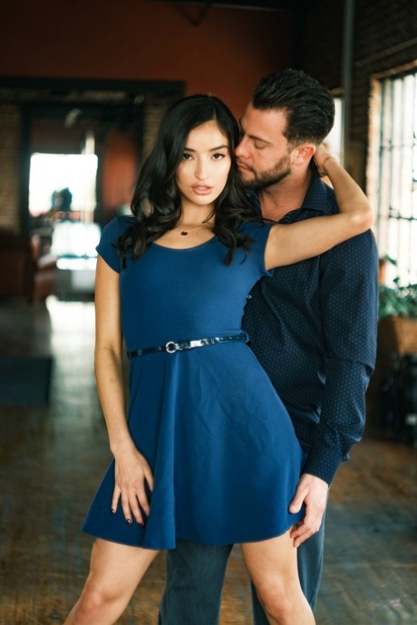 Сексуальная девушка и ее друг-мужчина принимают участие в жестком трахе на столе картинка 1