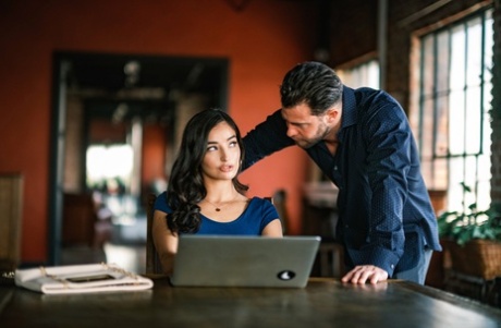 Сексуальная девушка и ее друг-мужчина принимают участие в жестком трахе на столе картинка 3