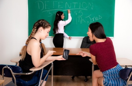 Две школьницы занимаются лесбийским сексом втроем со своей учительницей в классе картинка 1