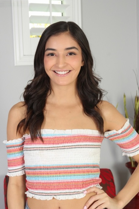 Молоденькая брюнетка -Эмили Уиллис обнажает крошечные сиськи, когда полностью раздевается картинка 1