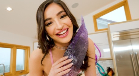 Симпатичная молоденькая Эмили Уиллис вытирает сперму со своего лица после анала с огромным членом картинка 1