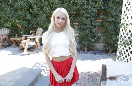 Худенькая девушка с длинными светлыми волосами Эмма Хикс занимается сексом от первого лица после минета на открытом воздухе картинка 1