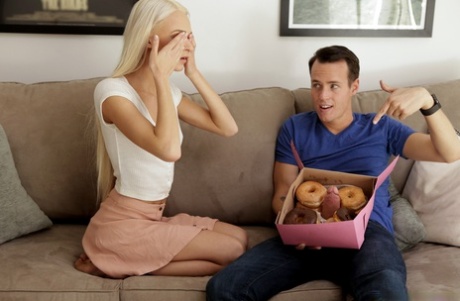 Красивая молоденькая Эмма Хикс отсасывает и трахается со своим сводным братом картинка 1