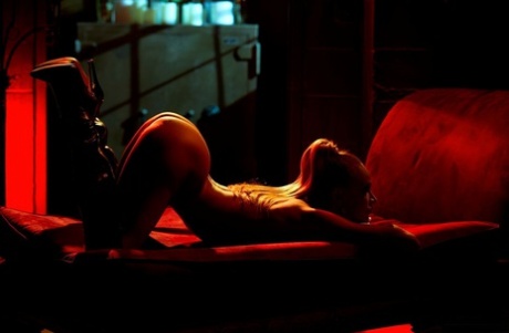 Светловолосая фотомодель Эмма Хикс позирует обнаженной в сапогах выше колена картинка 12