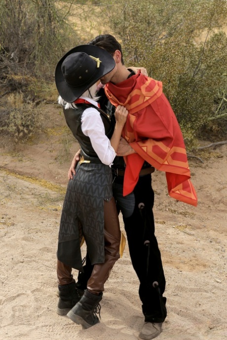 Худенькая девушка Эмма Хикс слизывает сперму с пальца после косплей-секса на зарослях кустарника картинка 5