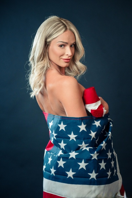 Горячая молоденькая блондинка Эмма Хикс моделирует сама, прежде чем соблазнить своего мужчину картинка 5