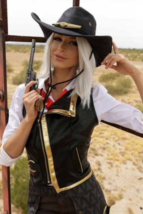 Худенькая девушка Эмма Хикс слизывает сперму с пальца после косплей-секса на зарослях кустарника картинка 2