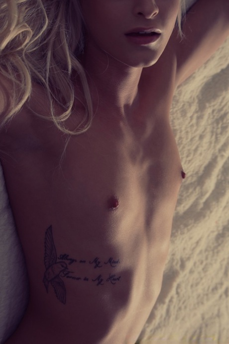 Великолепная блондинка Эмма Хикс полностью раздевается на кровати картинка 13