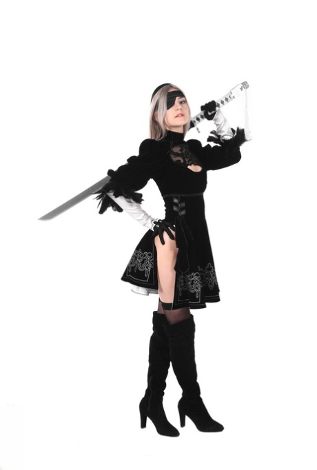 Платиновая блондинка Ева Элфи снимает костюм для косплея перед мастурбацией картинка 1