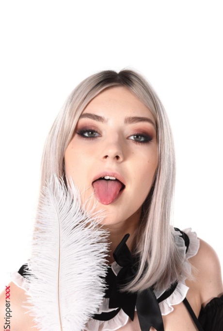 Платиновая блондинка горничная Ева Элфи вставляет вибратор в свою возбужденную вагину картинка 2