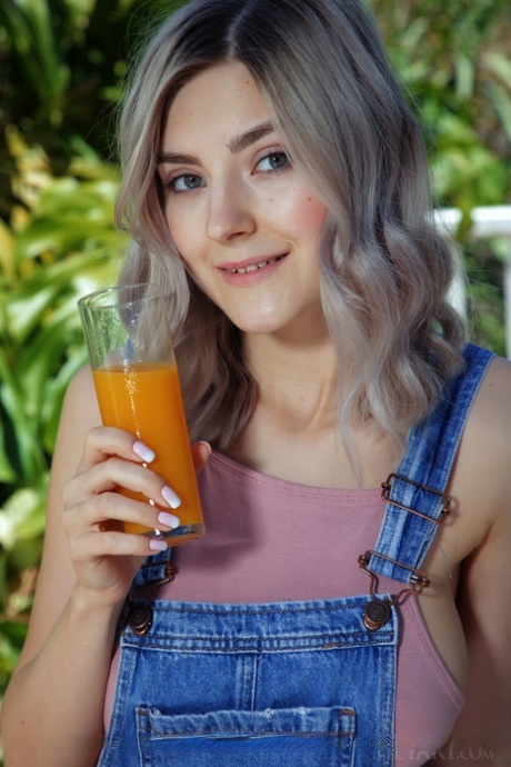 Симпатичная молоденькая Ева Элфи снимает свои босоножки, чтобы полностью раздеться во внутреннем дворике картинка 3