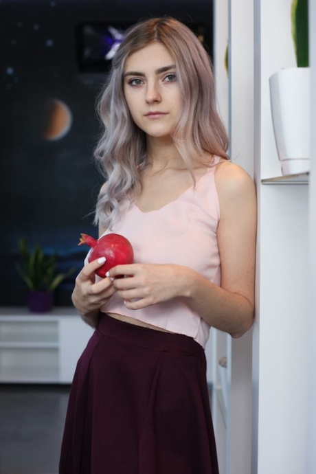 Молоденькая первокурсница обнажает гигантские сиськи, раздеваясь до розовых гольфов картинка 1