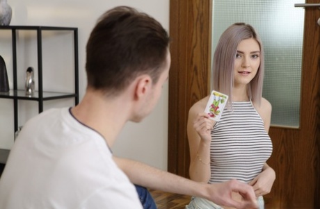 Платиновая блондинка с тугой попкой трахает своего друга-мужчину на коврике картинка 2