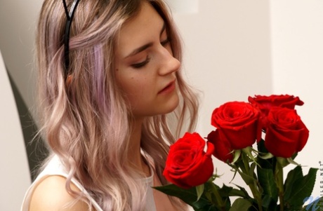 Молодая соло-девушка Леди Джей показывает свою розовую пизду в белых гольфах до колен картинка 1