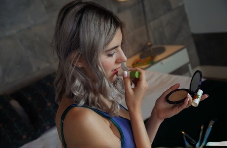 Молодая модель Ева Элфи снимает свой бюстгальтер и трусики, чтобы позировать обнаженной картинка 1