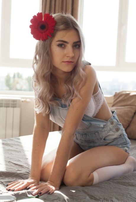 Молодая блондинка Ева Эльфи демонстрирует свое великолепное тело с цветком в волосах картинка 2