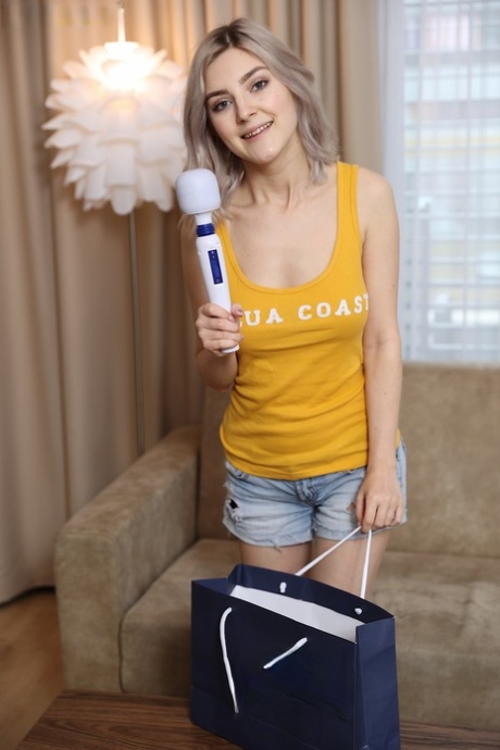 Любительская девушка Ева Элфи обнажает свои большие подростковые сиськи, прежде чем поиграть со своей лысой киской картинка 3