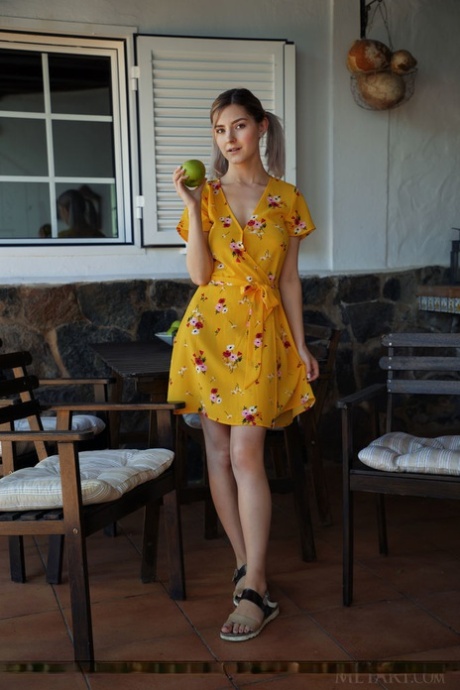 Сладкая молоденькая Ева Элфи обнажает свои сиськи и пизду, прежде чем показать свою сексуальную попку картинка 2