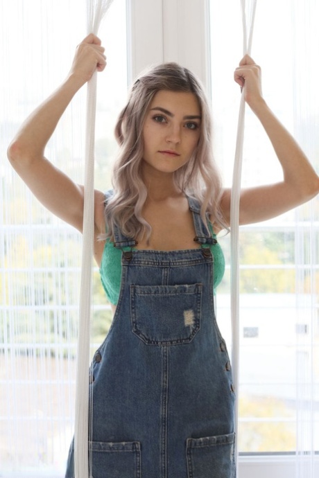 Молоденькая первокурсница Бриджит показывает свои большие сиськи и пизду в белых гольфах до колен картинка 3