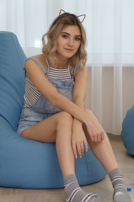 Молодая первокурсница с великолепной грудью покрывает свои соски пальчиковой краской картинка 1