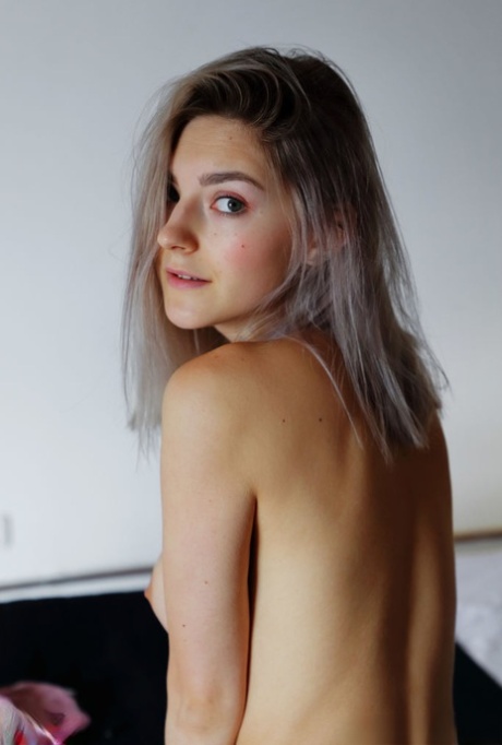 Молоденькая платиновая блондинка Ева Элфи теребит пальцами свою возбужденную киску на своей кровати картинка 14