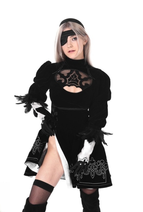 Платиновая блондинка Ева Элфи снимает костюм для косплея перед мастурбацией картинка 2