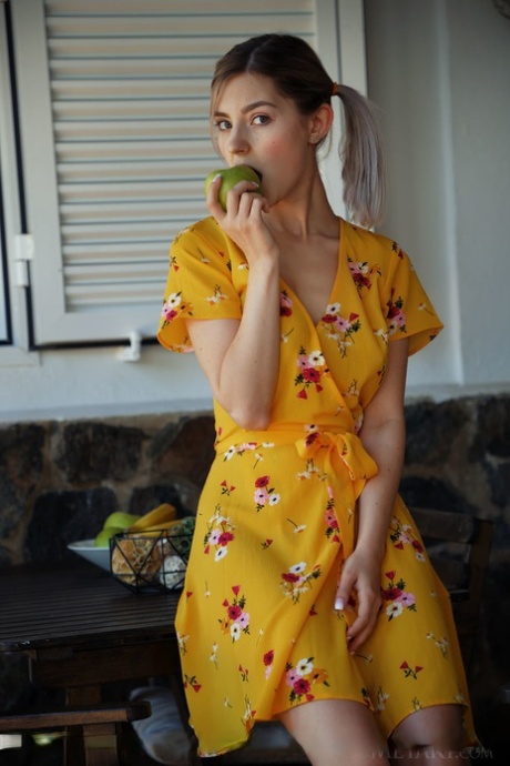 Сладкая молоденькая Ева Элфи обнажает свои сиськи и пизду, прежде чем показать свою сексуальную попку картинка 1