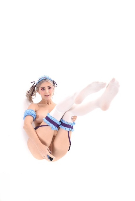 Симпатичная платиновая блондинка Ева Элфи ласкает свою киску в очаровательном нижнем белье и чулочно-носочных изделиях картинка 15