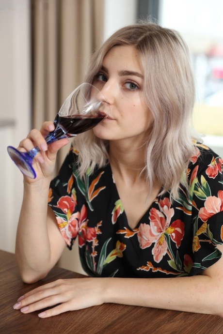 Любительская девушка Ева Элфи полностью раздевается после того, как выпила вина за кухонным столом картинка 3