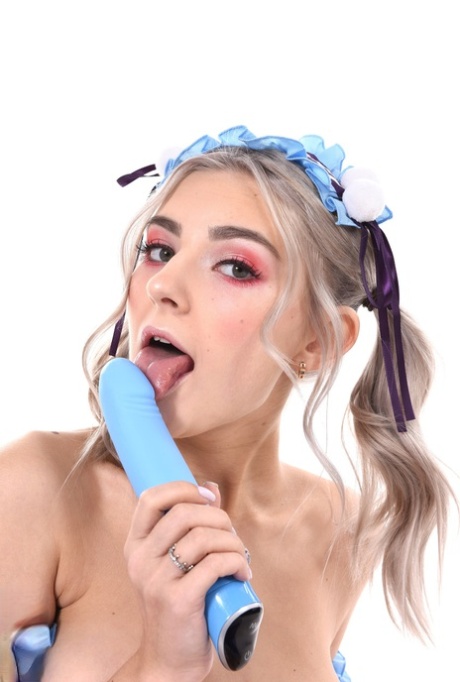 Симпатичная платиновая блондинка Ева Элфи ласкает свою киску в очаровательном нижнем белье и чулочно-носочных изделиях картинка 11