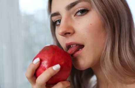 Молоденькая платиновая блондинка Бриджит обхватывает ладонями свои красивые сиськи, раздеваясь в носках картинка 2