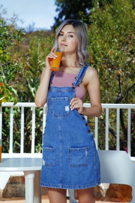 Симпатичная молоденькая Ева Элфи снимает свои босоножки, чтобы полностью раздеться во внутреннем дворике картинка 1