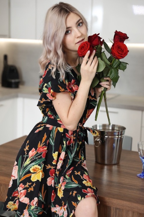 Любительская девушка Ева Элфи полностью раздевается после того, как выпила вина за кухонным столом картинка 4