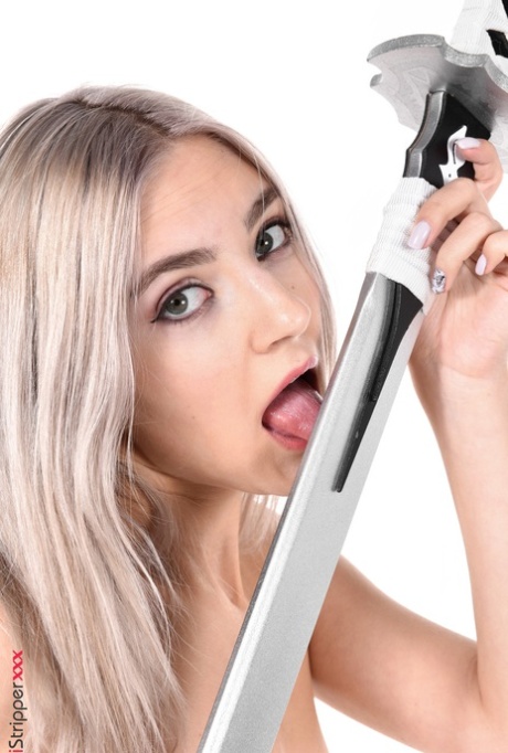 Платиновая блондинка Ева Элфи снимает костюм для косплея перед мастурбацией картинка 11