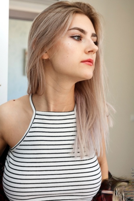 Молодая соло-девушка Леди Джей обнажает большие сиськи после того, как стягивает милые трусики картинка 1