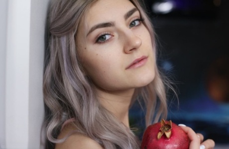 Молоденькая платиновая блондинка Бриджит обхватывает ладонями свои красивые сиськи, раздеваясь в носках картинка 1