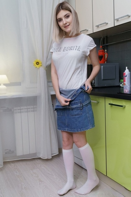 Очаровательная блондинка покрывает свое великолепное тело взбитыми сливками картинка 2