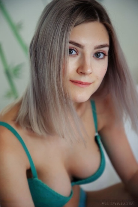 Сладкая молоденькая Ева Элфи надевает бюстгальтер и трусики, чтобы позировать обнаженной на своей кровати картинка 2