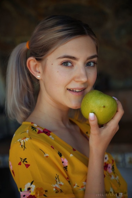 Сладкая молоденькая Ева Элфи обнажает свои сиськи и пизду, прежде чем показать свою сексуальную попку картинка 3