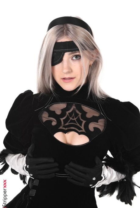 Платиновая блондинка Ева Элфи снимает костюм для косплея перед мастурбацией картинка 3