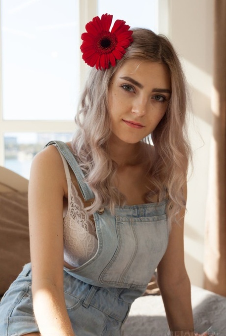 Молодая блондинка Ева Эльфи демонстрирует свое великолепное тело с цветком в волосах картинка 1