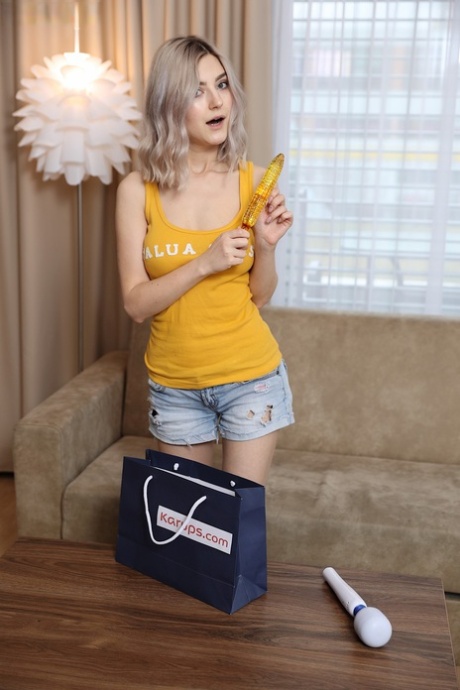 Любительская девушка Ева Элфи обнажает свои большие подростковые сиськи, прежде чем поиграть со своей лысой киской картинка 4