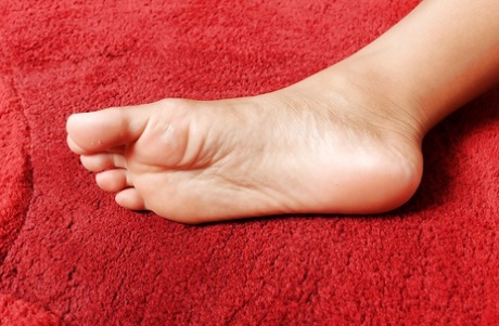 Любительская азиатская красотка Миа Маркс раздвигает свою киску как можно шире картинка 3