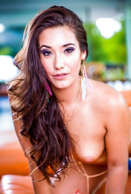 Брюнетка с пистолетом освобождает идеальные сиськи и сексуальную попку от нижнего белья картинка 13