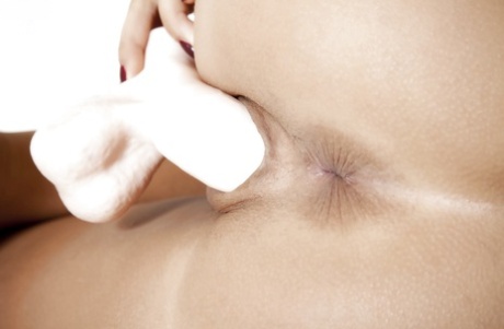 Сочная красотка с бритой киской Ева Ловия играет с дилдо картинка 6