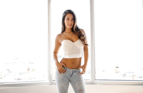 Красивая брюнетка-одиночка Ева Ловия снимает рваные джинсы, чтобы позировать обнаженной картинка 1