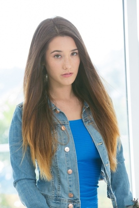 Брюнетка с большими сиськами Ева показывает свое великолепное тело и попку картинка 1